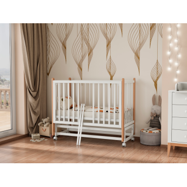 Кроватка детская Lunna Lika с маятником и колесами + быстросъемная стенка цвет: белый/ стойки бук Кроватка детская Lunna Lika с маятником и колесами + быстросъемная стенка цвет: белый/ стойки бук