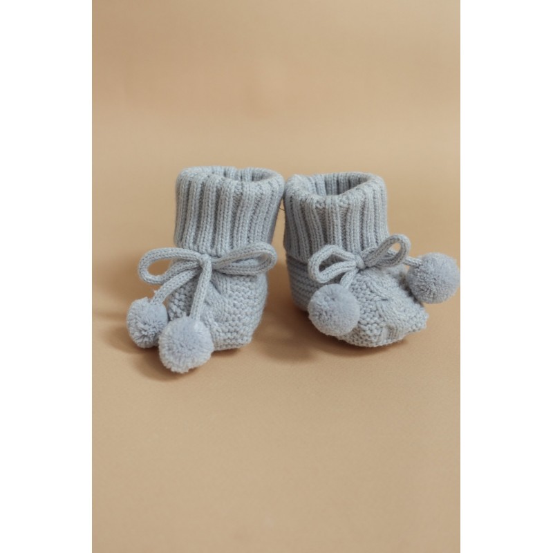 Вязаные пинетки на завязках с помпонами цвет: серый Р-032 Вязаные пинетки на завязках с помпонами цвет: серый Р-032