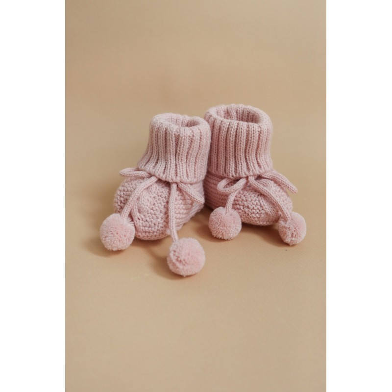 Вязаные пинетки на завязках с помпонами цвет: пудровый Р-032