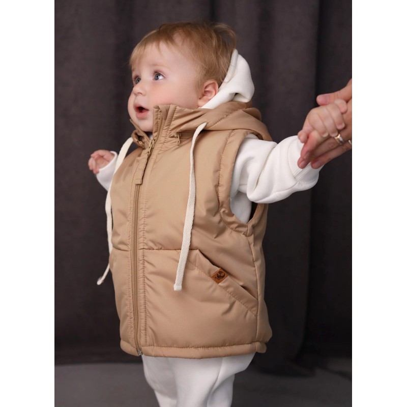 Теплая жилетка со съемным капюшоном 80-92 см цвет: бронза 110-55 Теплая жилетка со съемным капюшоном 80-92 см цвет: бронза 110-55