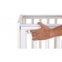 Детская деревянная кроватка Lea 2 с быстросъемной стенкой и маятником цвет: белый 0003167-04