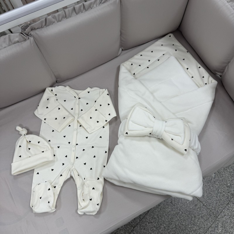 Комплект на выписку из роддома "SWEETIE" 4 предмета цвет: молочный / сердечки монохром 0370