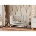 Кроватка детская Lunna Lika с маятником и колесами + быстросъемная стенка цвет: белый/ стойки бук