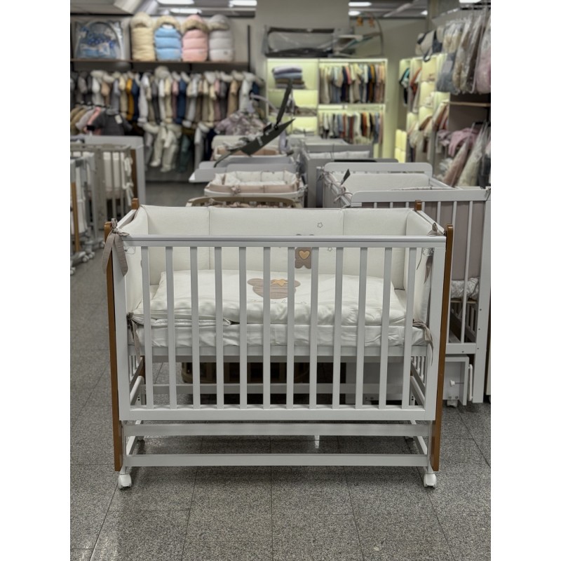 Кроватка детская Lunna Lika с маятником и колесами + быстросъемная стенка цвет: белый/бук